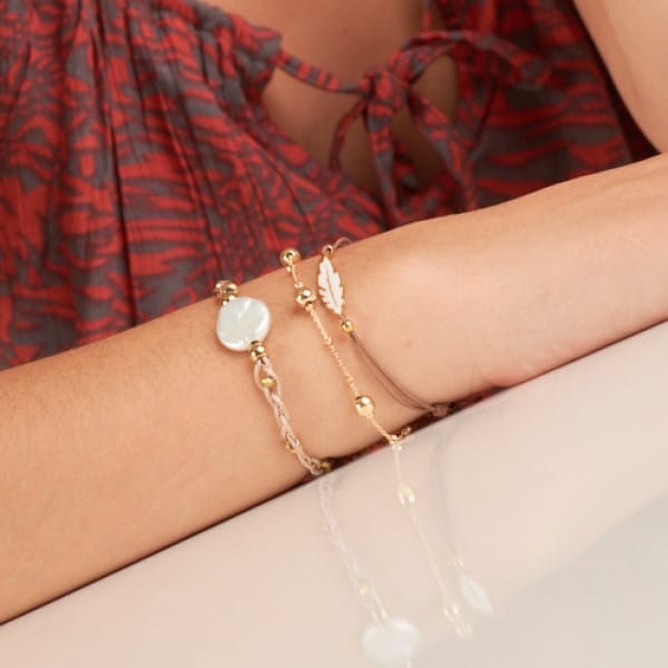 Armband aus Makrameefaden mit Wasserperle Armband KOOMPLIMENTS