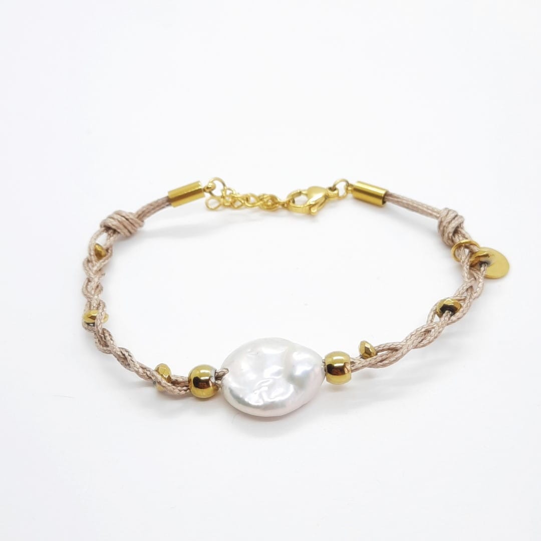 Armband aus Makrameefaden mit Wasserperle Armband KOOMPLIMENTS