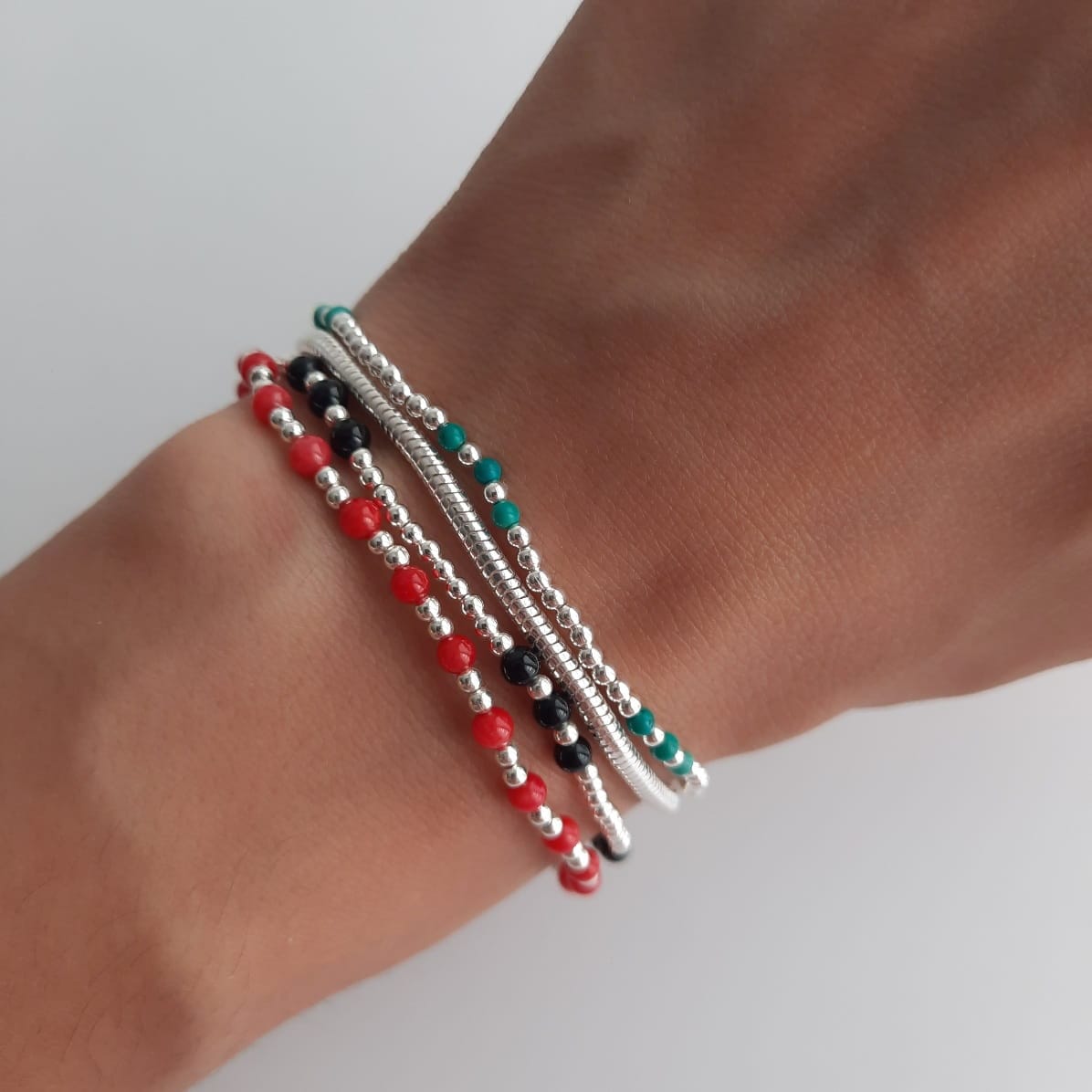 Armband aus Silber mit roten Perlen Armband KOOMPLIMENTS
