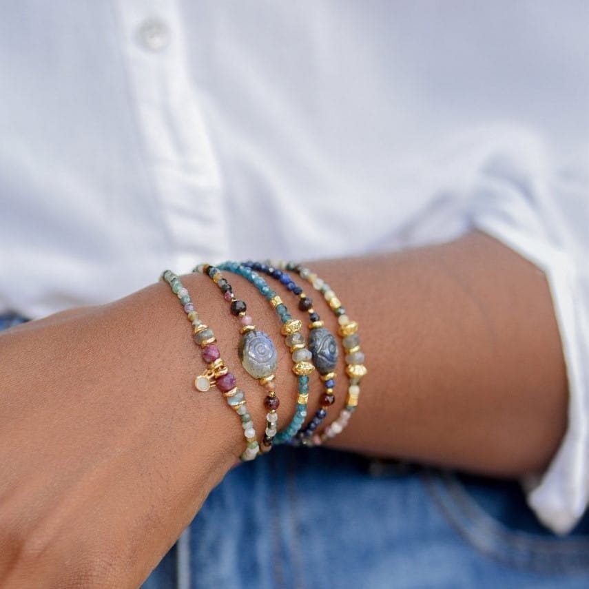 Armband mit Edelsteinen und Mondstein-Anhänger - AIDA Armband KOOMPLIMENTS