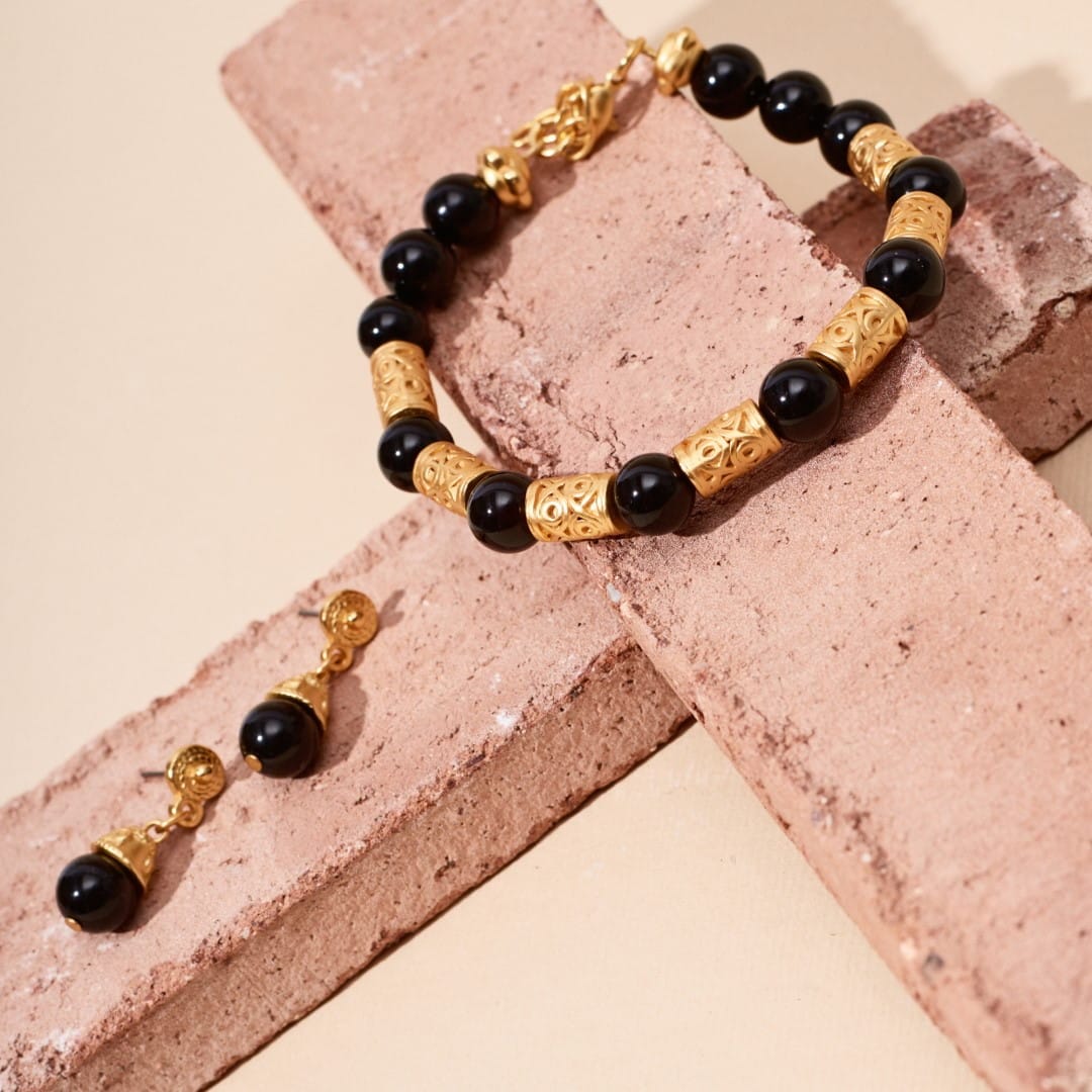 Armband mit Ethno-Zylinderperlen und schwarzen Onyx-Steinkugeln Armband KOOMPLIMENTS