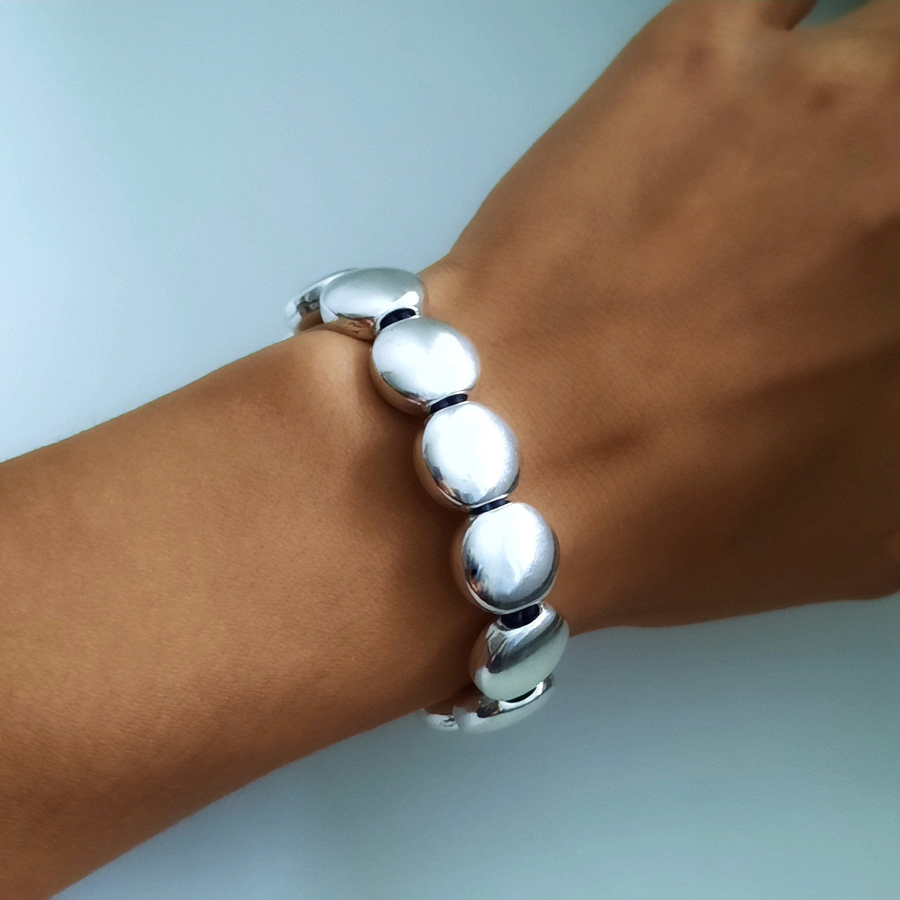 Armband mit flachen runden Silberperlen - Eva Armband KOOMPLIMENTS