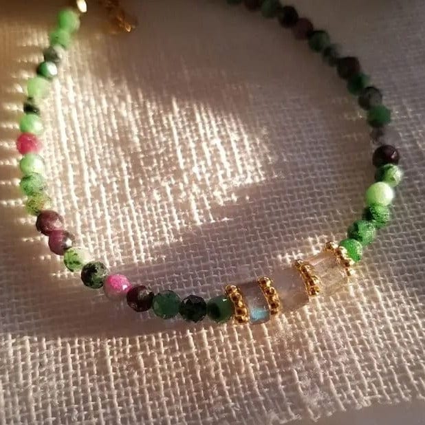 Armband mit grüner Edelstein Perlen | KAMALA Armband KOOMPLIMENTS