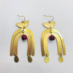 Accattivanti orecchini in ottone con perla magenta occhio di tigre - Harper