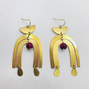 Pendientes de latón llamativos con perla de ojo de tigre magenta - Harper