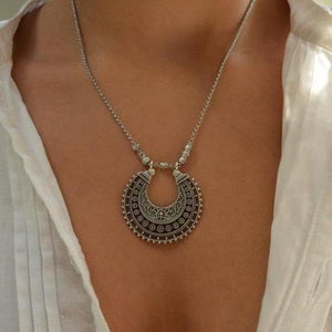 Collana speciale con pendente a mezzaluna turca