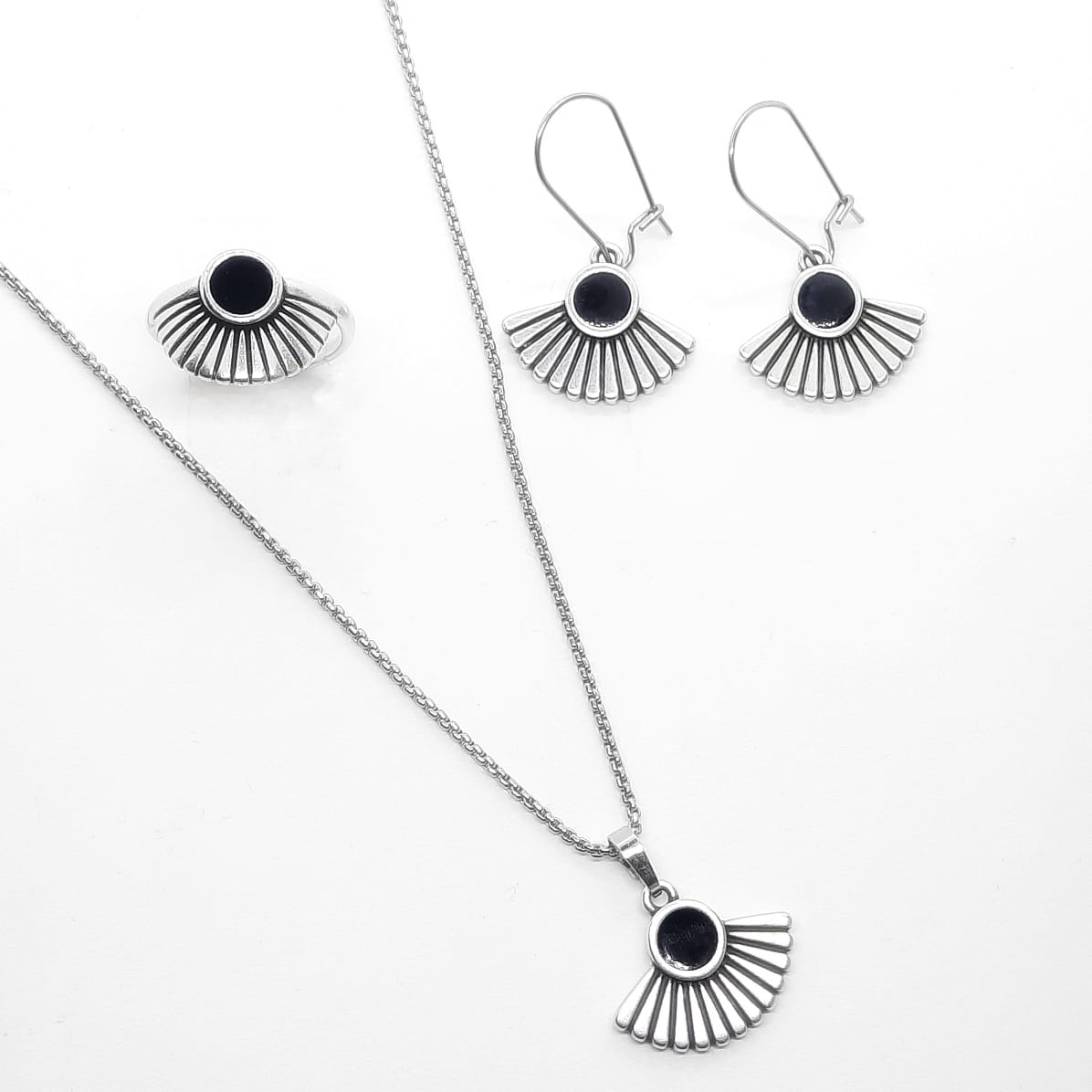 Boho Halskette mit Kreis und Sonnenstrahlen - Schwarz Halsketten KOOMPLIMENTS