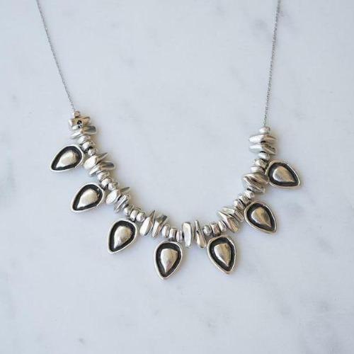 Boho Halskette mit unregelmässigen Anhängern - Irregular Halsketten KOOMPLIMENTS