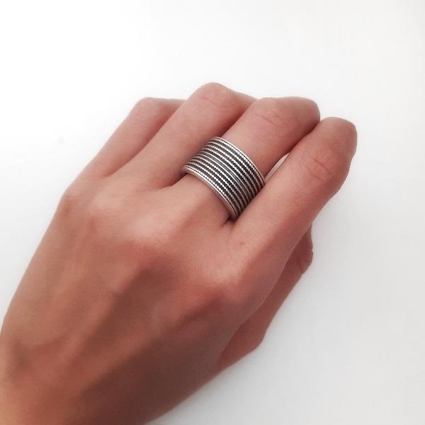 Breiter gestreifter Ring - Tira Ringe KOOMPLIMENTS
