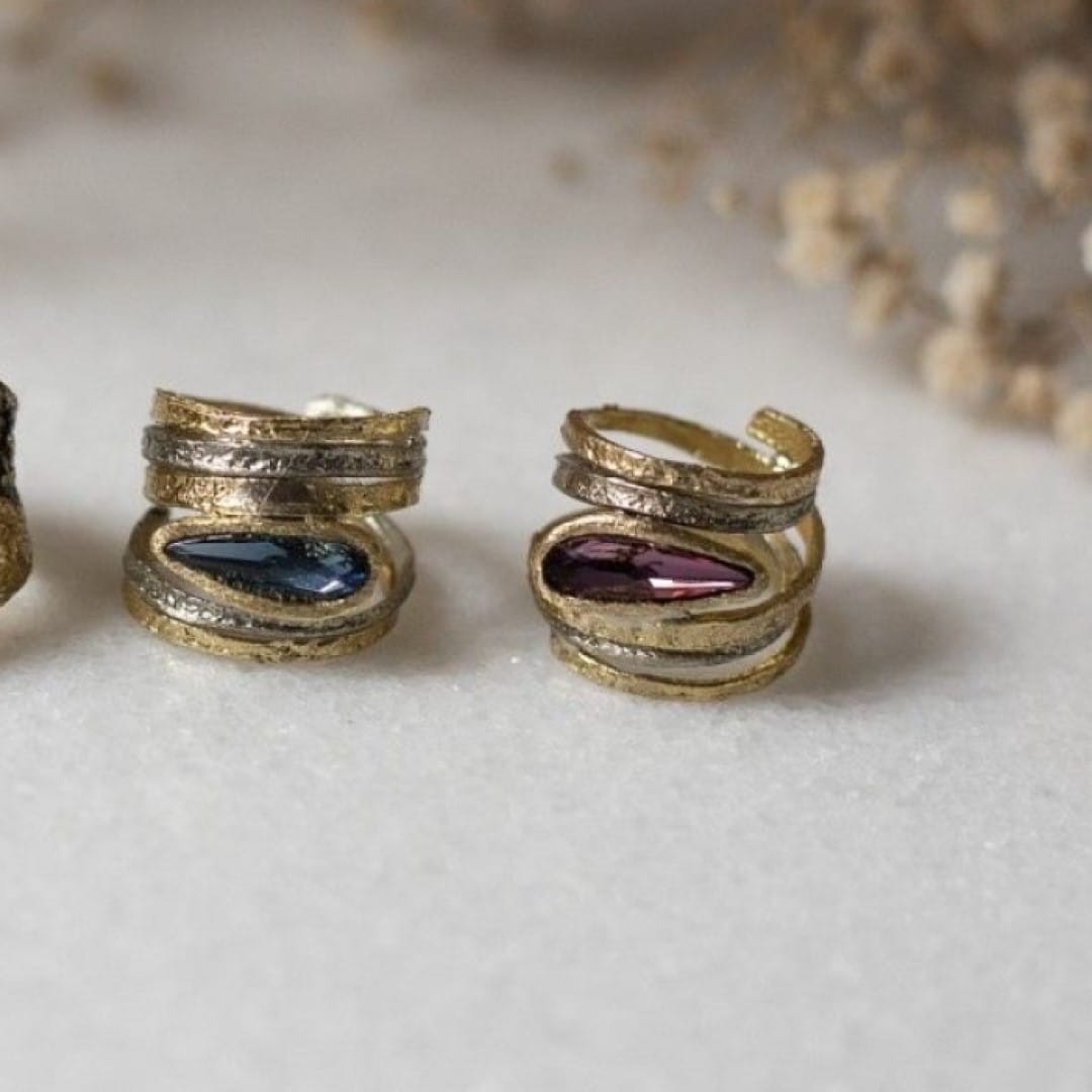 Breiter Gold Ring Linien Design mit blau Swarovski-Stein - ADORE BLUE Ringe KOOMPLIMENTS