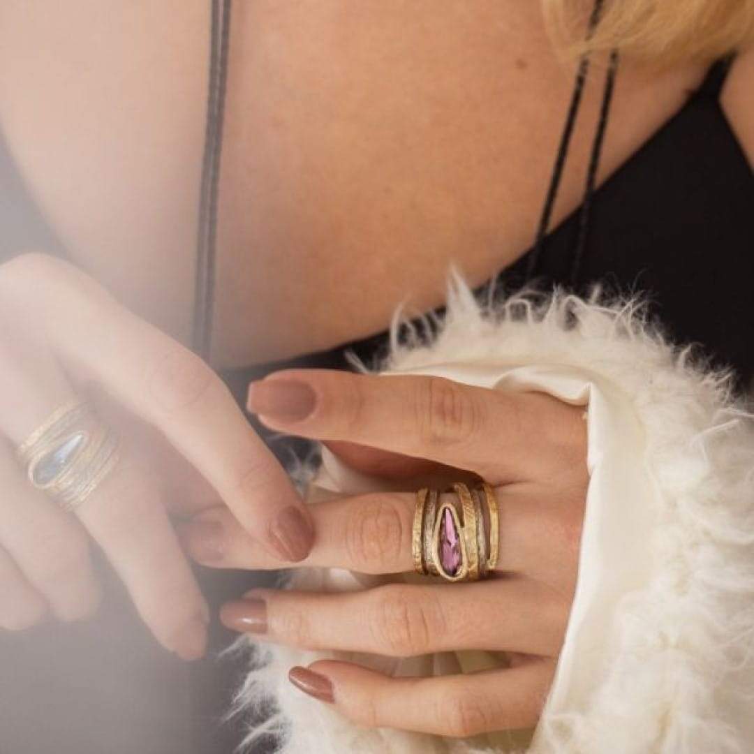 Breiter Gold Ring mit rosa Swarovski-Stein - ADORE Ringe KOOMPLIMENTS