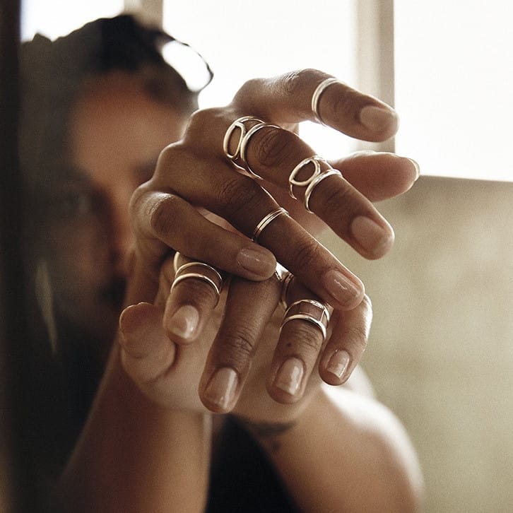 Breiter minimalistischer Ring aus Silber mit Halbkreis - OGUN Ringe KOOMPLIMENTS