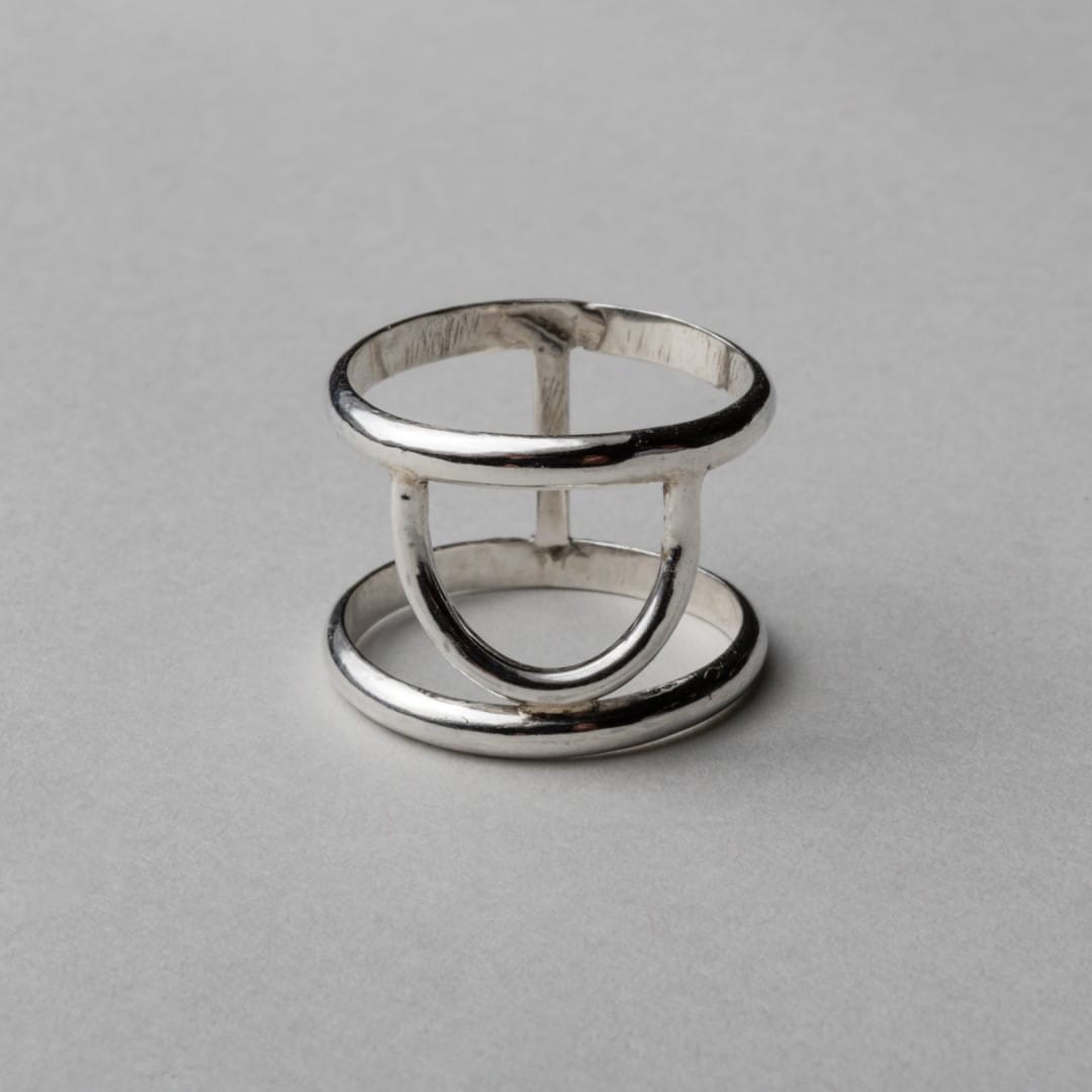 Breiter minimalistischer Ring aus Silber mit Halbkreis - OGUN Ringe KOOMPLIMENTS