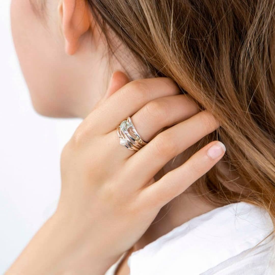 Breiter Silberring mit grünem Amethyst und Süßwasserperle Ringe KOOMPLIMENTS