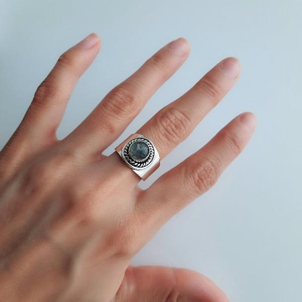 Breiter Silberring mit Labradorit - IRISIEREN Ringe KOOMPLIMENTS