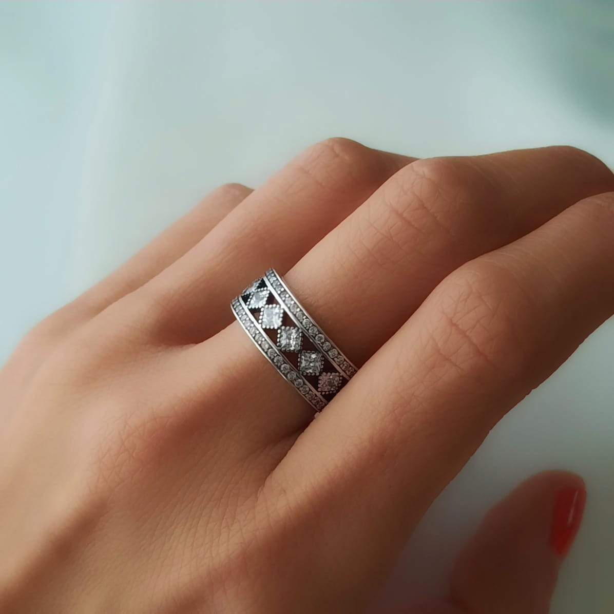 Breiter Silberring mit Rauten Zirkonen - Sofia Ringe KOOMPLIMENTS