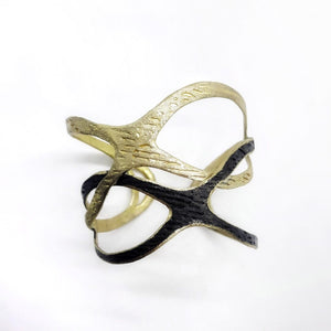 Pulsera de oro ancha con ondas de diseño