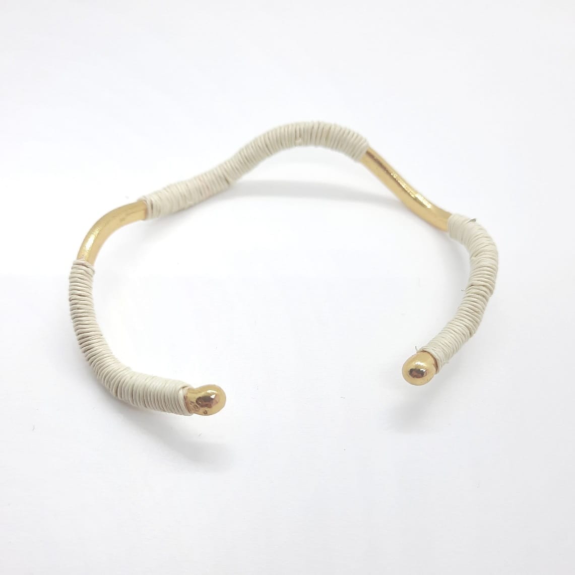 Bunter Armreif aus Gold Tonina - Nomadic Creatures Armband KOOMPLIMENTS
