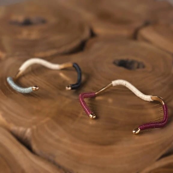 Bunter Armreif aus Gold Tonina - Nomadic Creatures Armband KOOMPLIMENTS