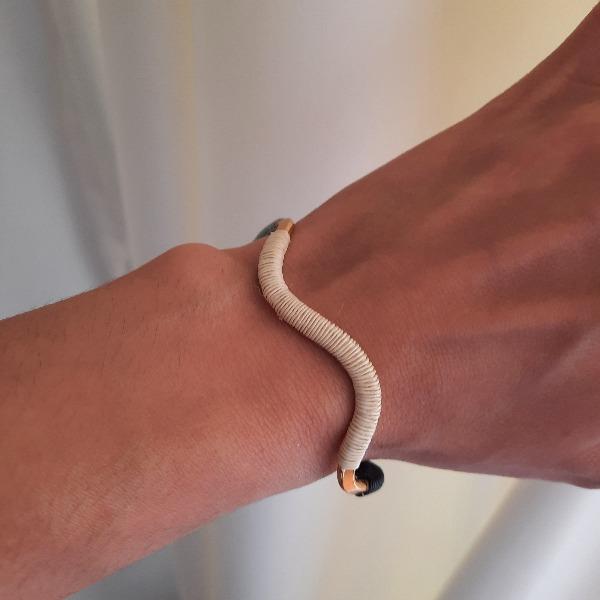Bunter Armreif aus Gold Tonina - Nomadic Creatures Armband KOOMPLIMENTS