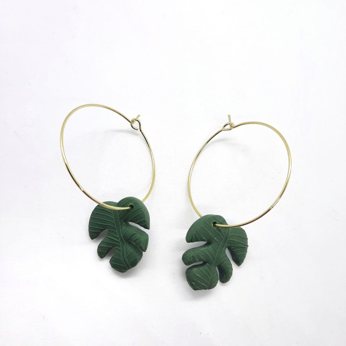 Creolen aus Polymer Ton - Mini-Monstera-Blatt Ohrringe KOOMPLIMENTS