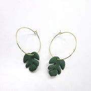 Creolen aus Polymer Ton - Mini-Monstera-Blatt Ohrringe KOOMPLIMENTS