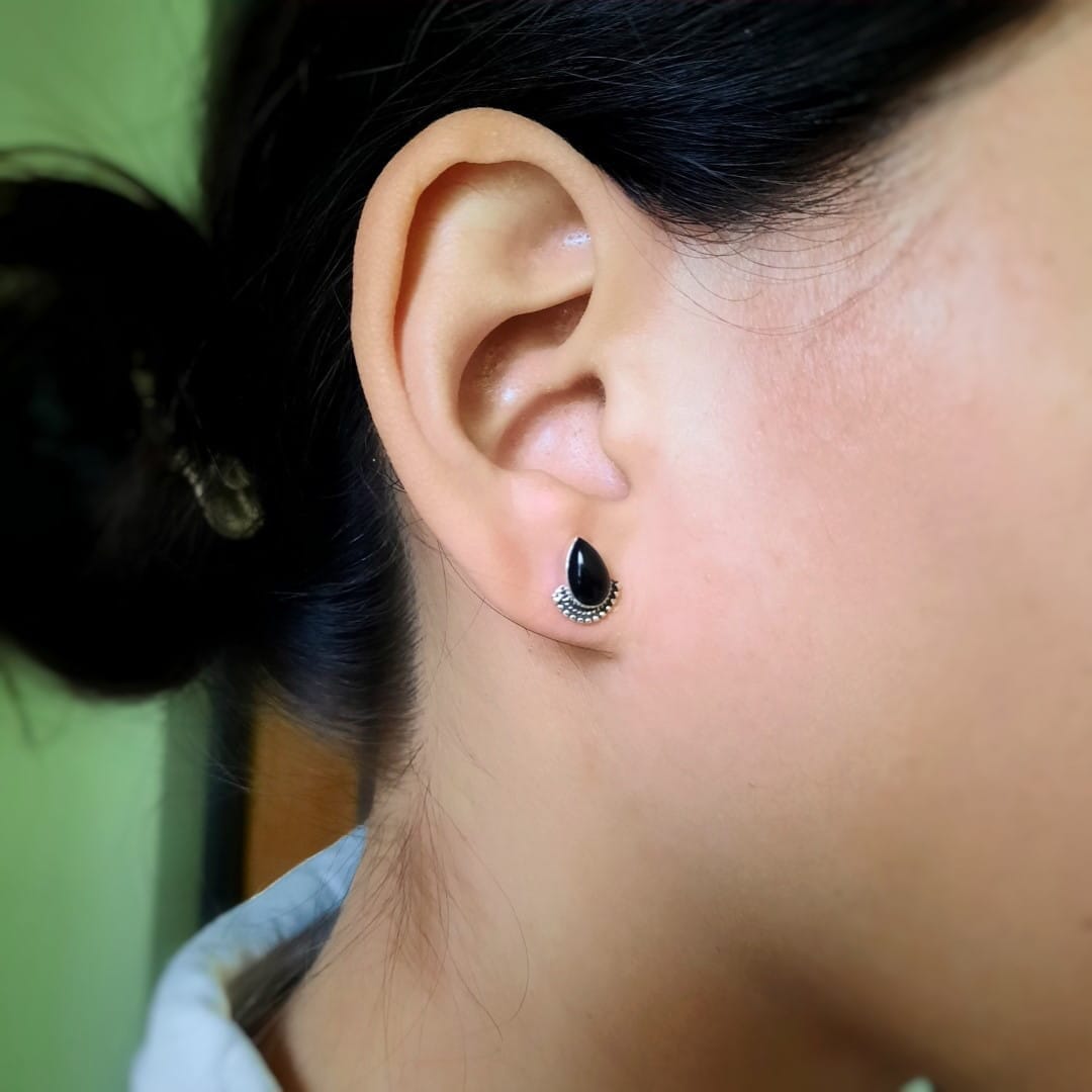 Damen Silber Ohrstecker mit schwarzen Steinen - Tropfen Ohrstecker KOOMPLIMENTS