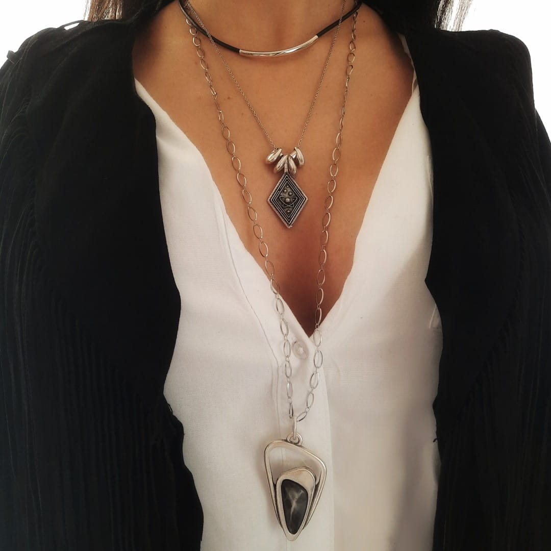 Designer Halskette mit grossem Anhänger - Triangle Halsketten KOOMPLIMENTS