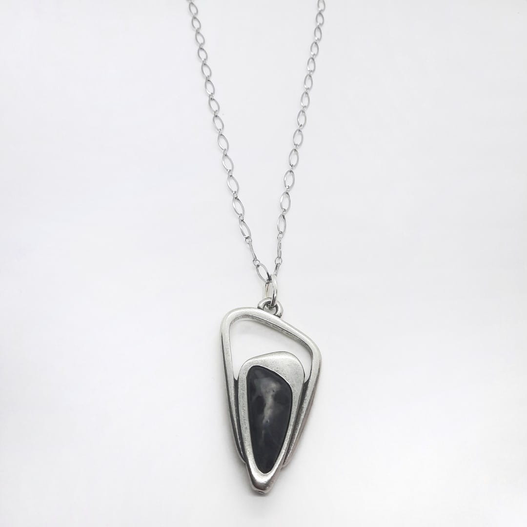 Designer Halskette mit grossem Anhänger - Triangle Halsketten KOOMPLIMENTS