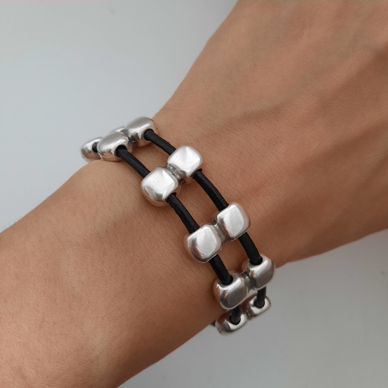 Doppel Lederarmband mit Silber Perlen - Leonilda Armband KOOMPLIMENTS