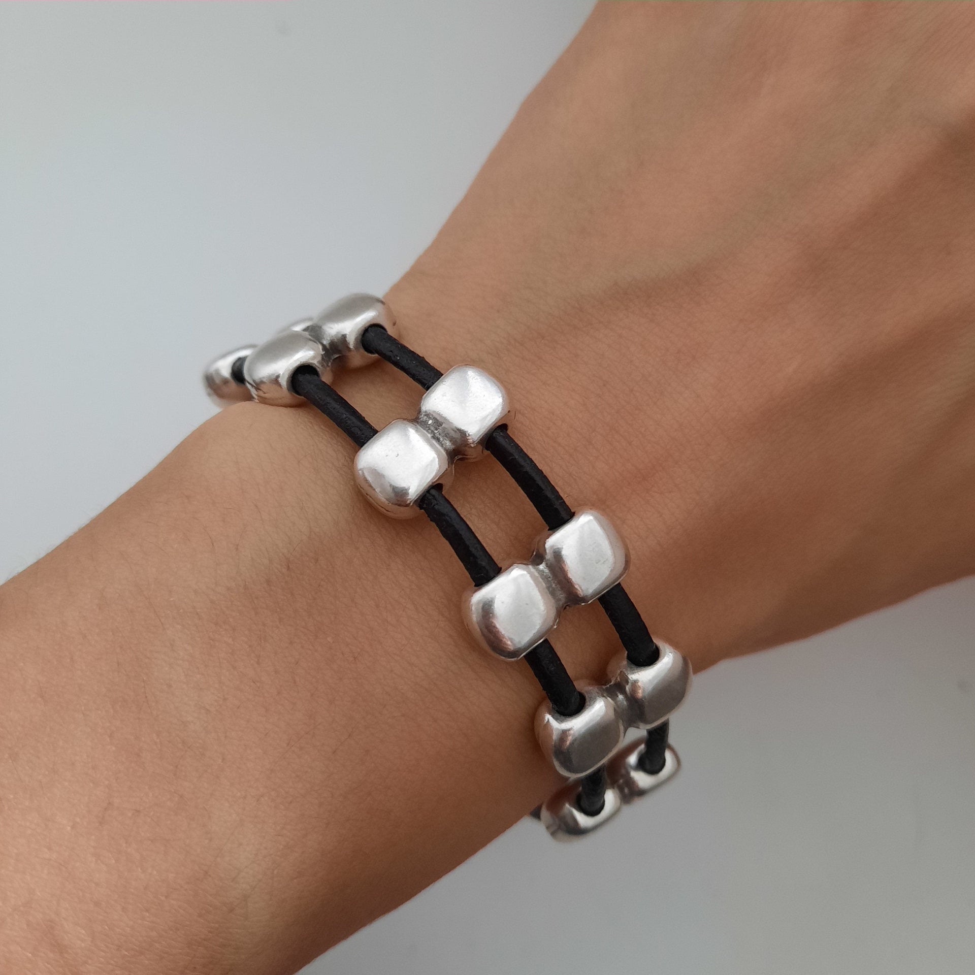 Doppel Lederarmband mit Silber Perlen - Leonilda Armband KOOMPLIMENTS