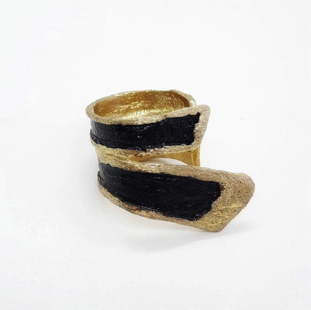 Doppelter breiter Ring in Gold und Schwarz - Skulptur Ringe KOOMPLIMENTS