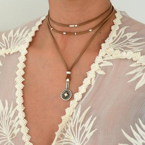 Doppeltes Halsband mit ethnischem Medaillon Halsketten KOOMPLIMENTS