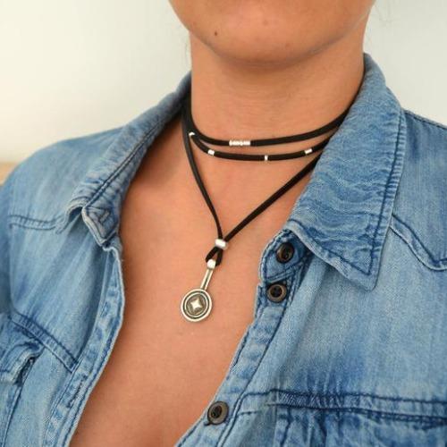 Doppeltes Halsband mit ethnischem Medaillon Halsketten KOOMPLIMENTS