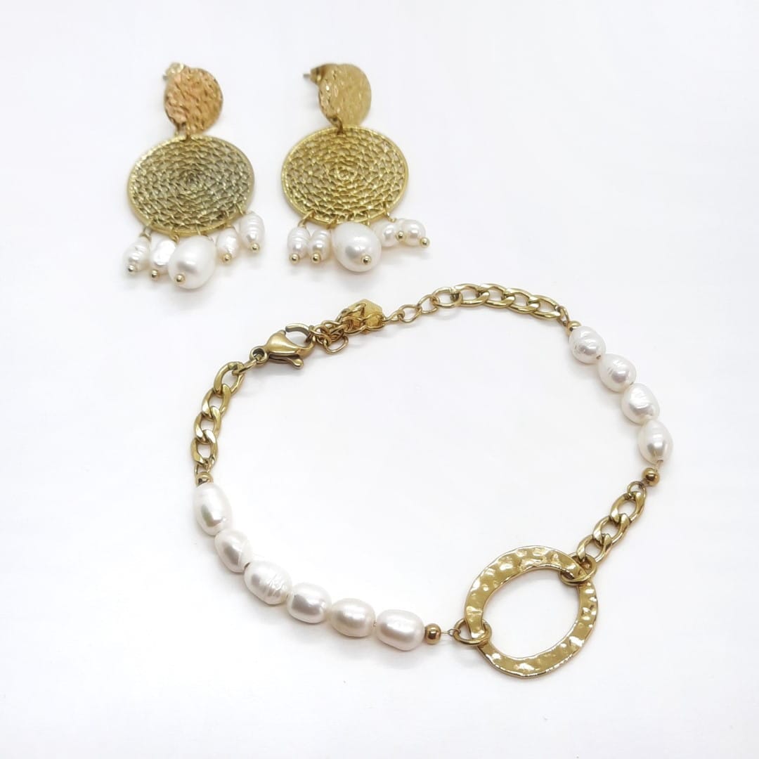 Edelstahlarmkette mit weissen Perlen - VELLA Armband KOOMPLIMENTS