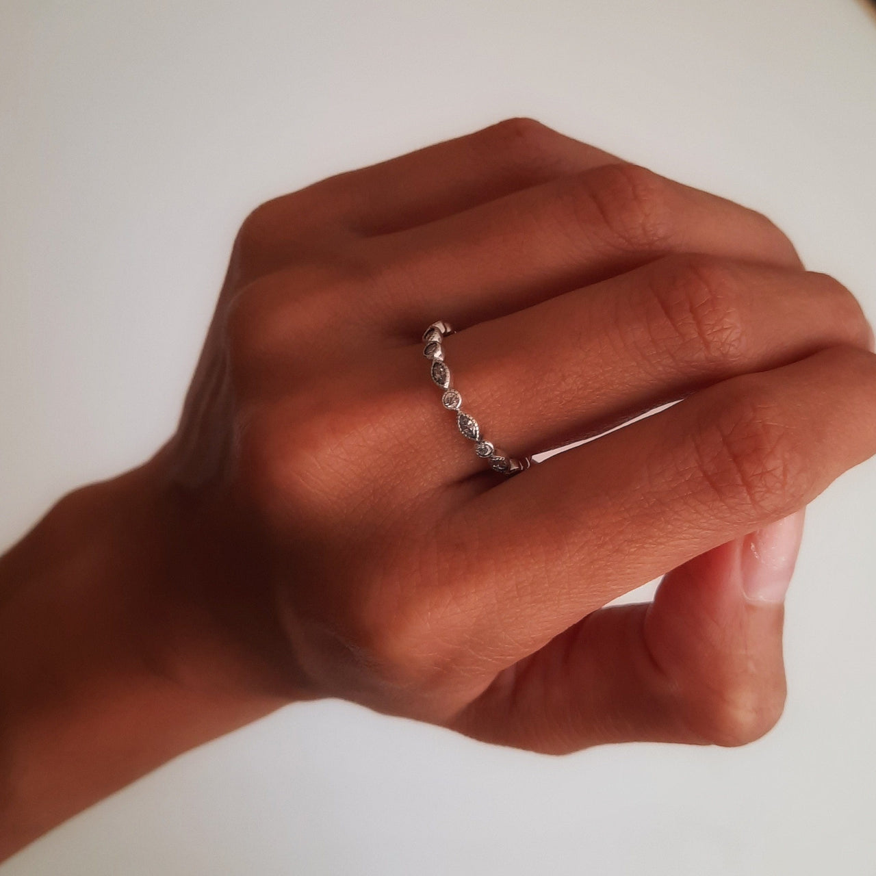 Eden-Ring aus 925 Sterlingsilber umgeben von Zirkonias Ringe KOOMPLIMENTS