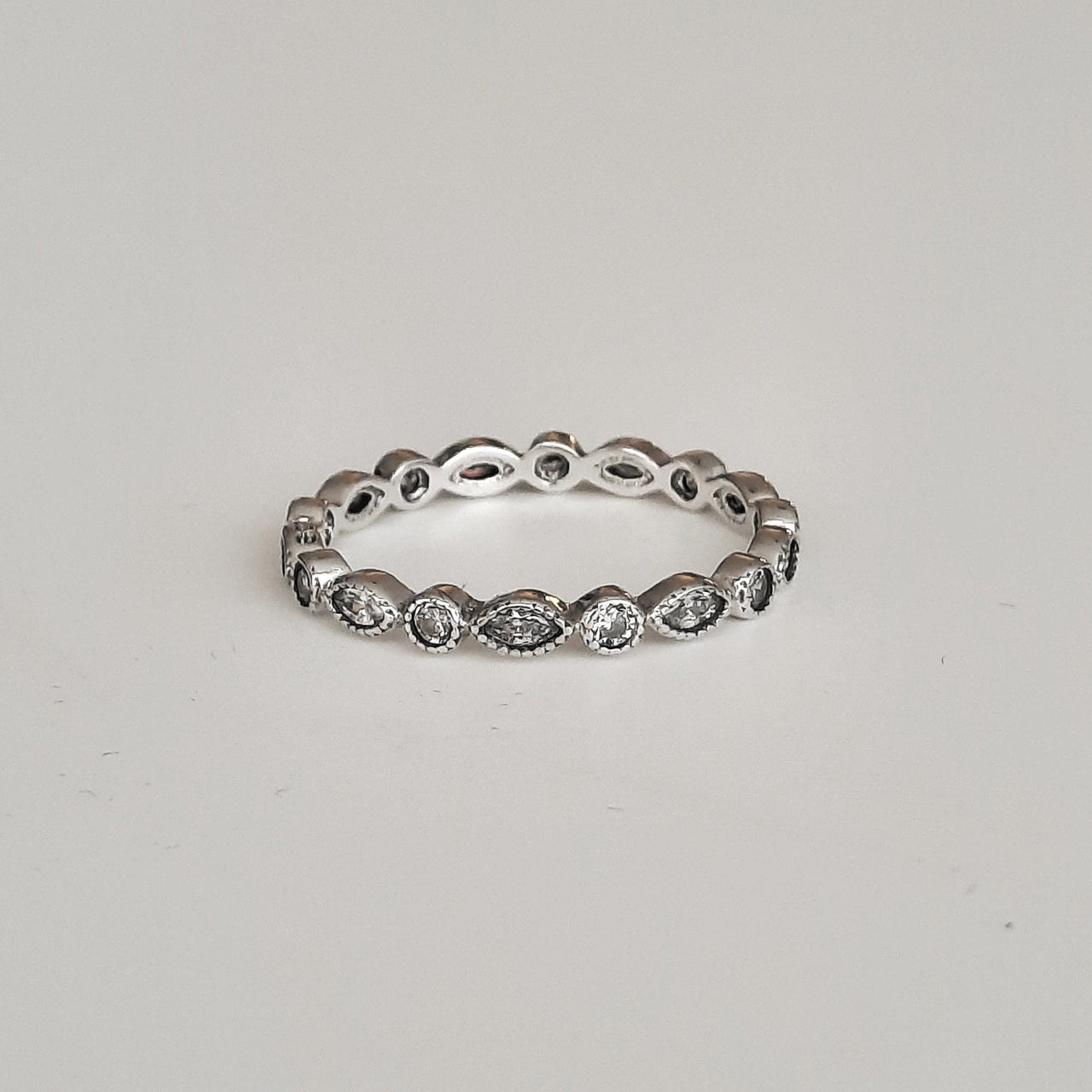 Eden-Ring aus 925 Sterlingsilber umgeben von Zirkonias Ringe KOOMPLIMENTS