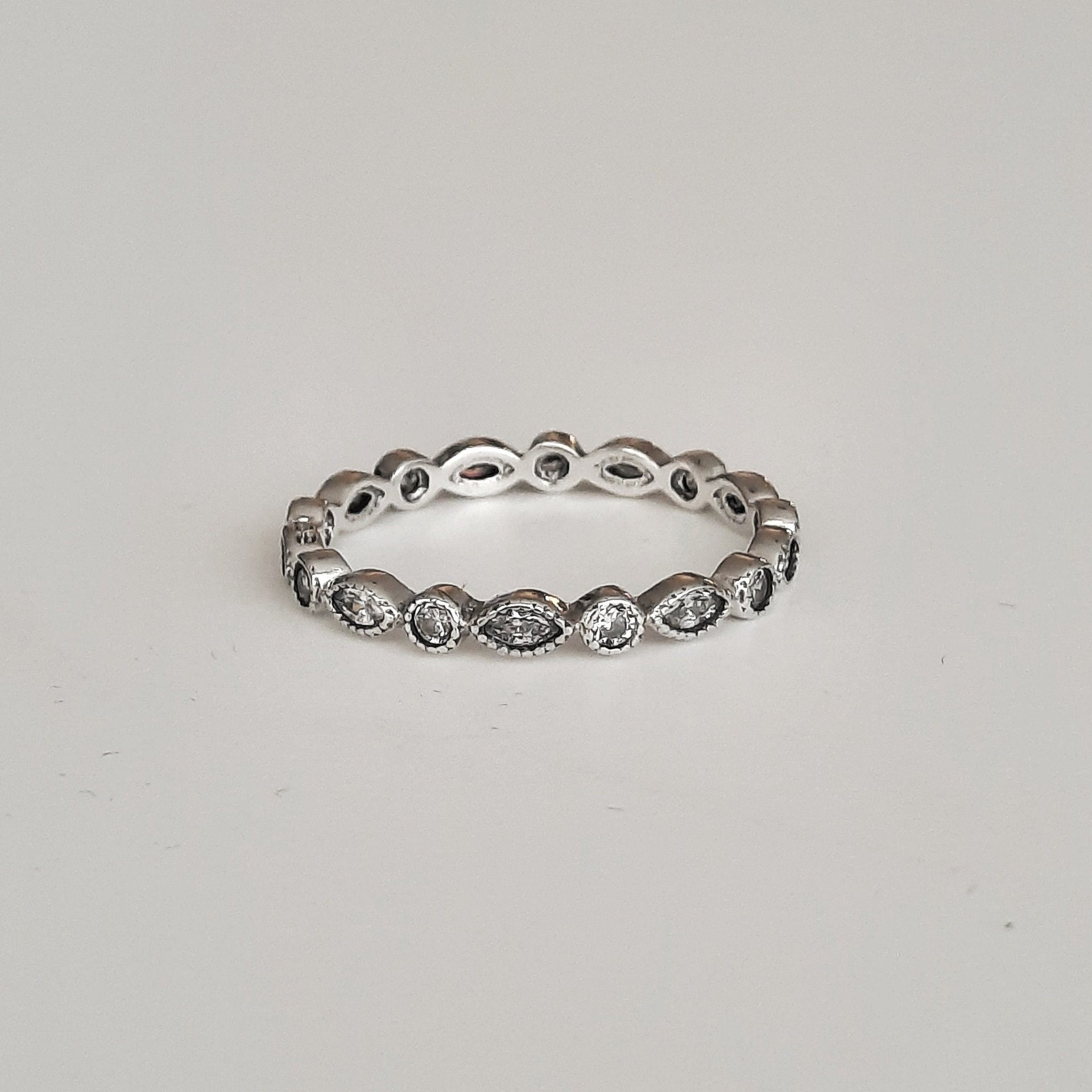 Eden-Ring aus 925 Sterlingsilber umgeben von Zirkonias Ringe KOOMPLIMENTS