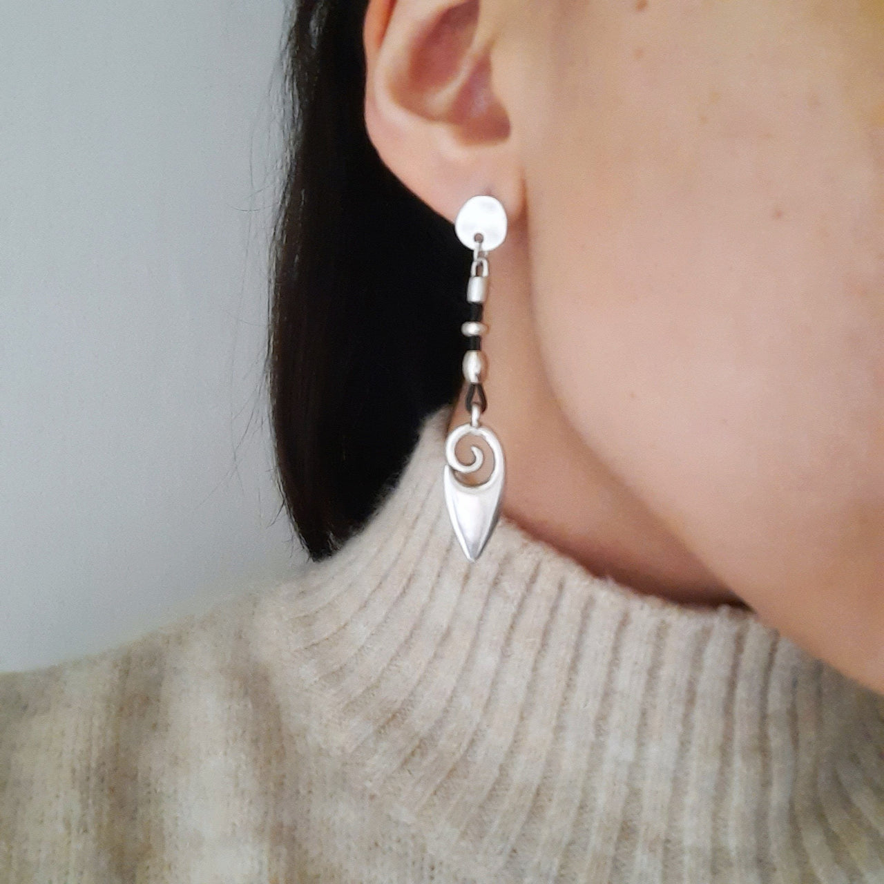 Ethnische Silber Ohrringe mit Lederschnur - Tribal Pendel Ohrringe KOOMPLIMENTS