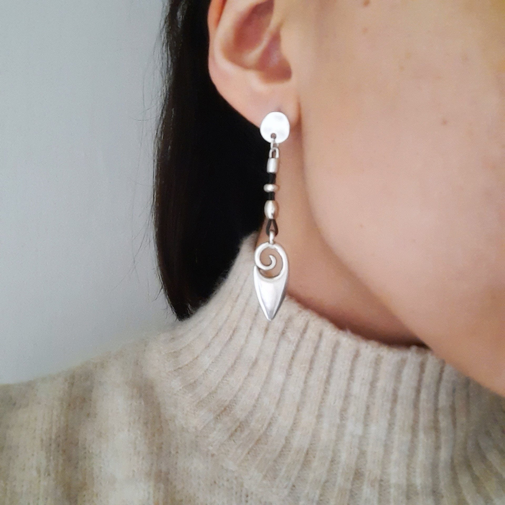 Ethnische Silber Ohrringe mit Lederschnur - Tribal Pendel Ohrringe KOOMPLIMENTS