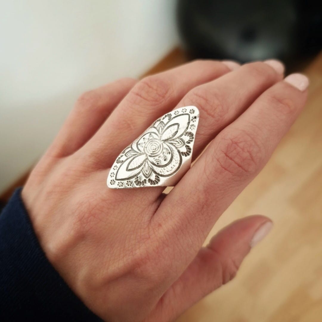Ethnischer breiter Ring mit Motiven - Blütenblätter Ringe KOOMPLIMENTS