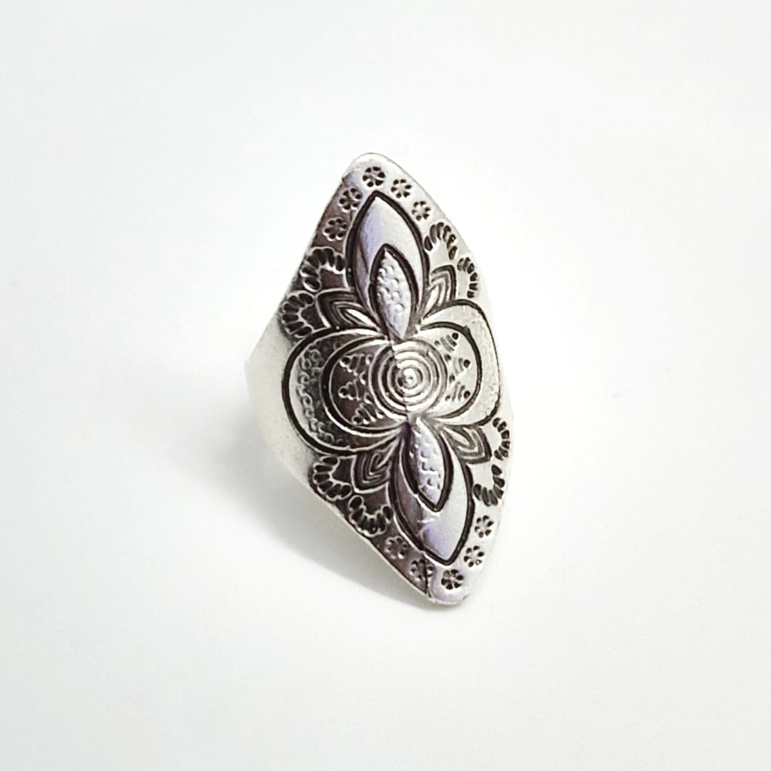 Ethnischer breiter Ring mit Motiven - Blütenblätter Ringe KOOMPLIMENTS