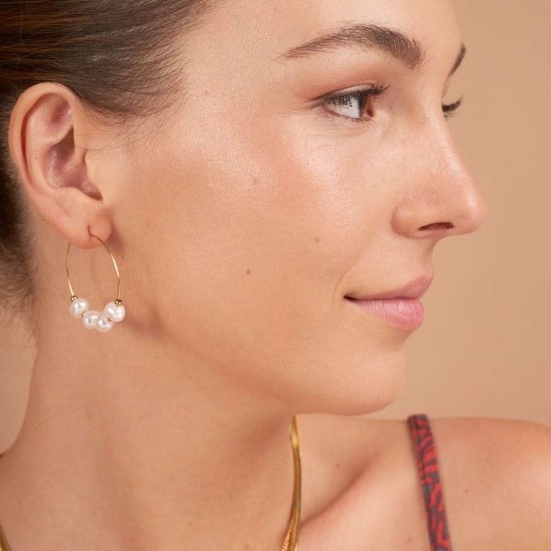 Feine Creolen mit weißen Perlen Ohrringe KOOMPLIMENTS