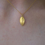 Feine Halskette mit echtem Rosenblatt - Gold Halsketten KOOMPLIMENTS
