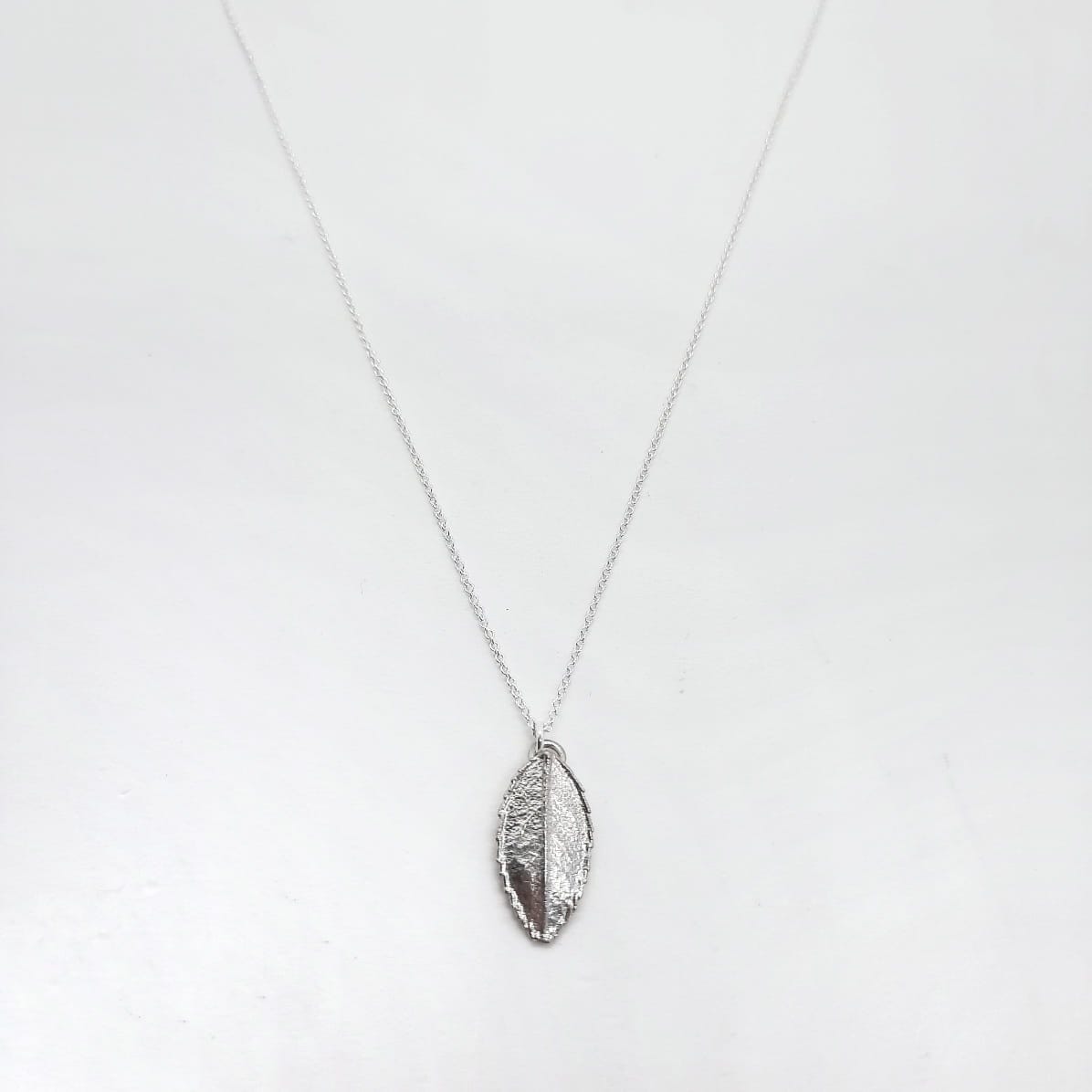 Feine Halskette mit echtem Rosenblatt - Silber Halsketten KOOMPLIMENTS