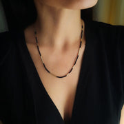 Feine Halskette mit schwarzen Perlen - Morsecode Halsketten KOOMPLIMENTS