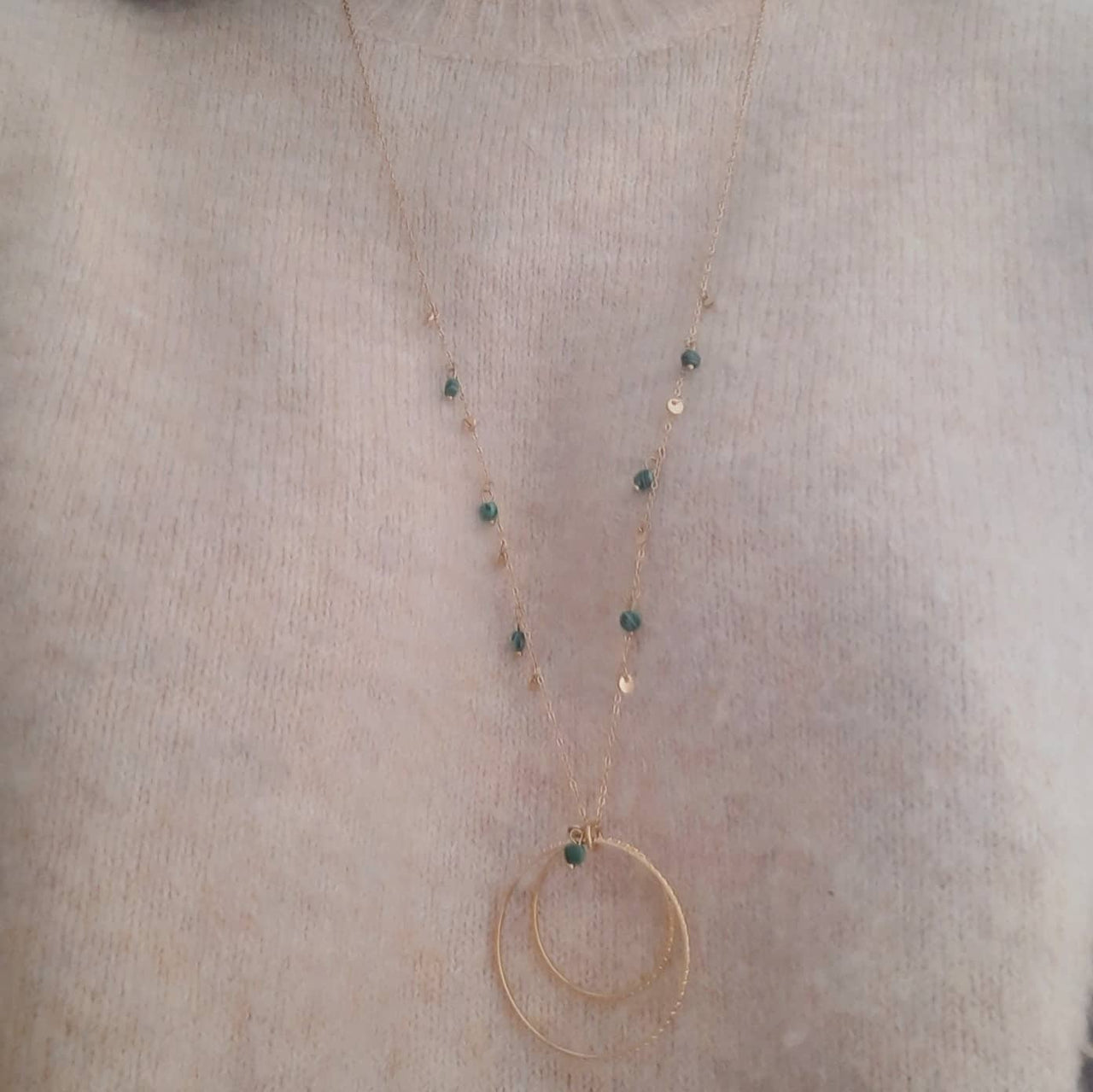 Feine Lange kette mit Malachit-Steinen Halsketten KOOMPLIMENTS