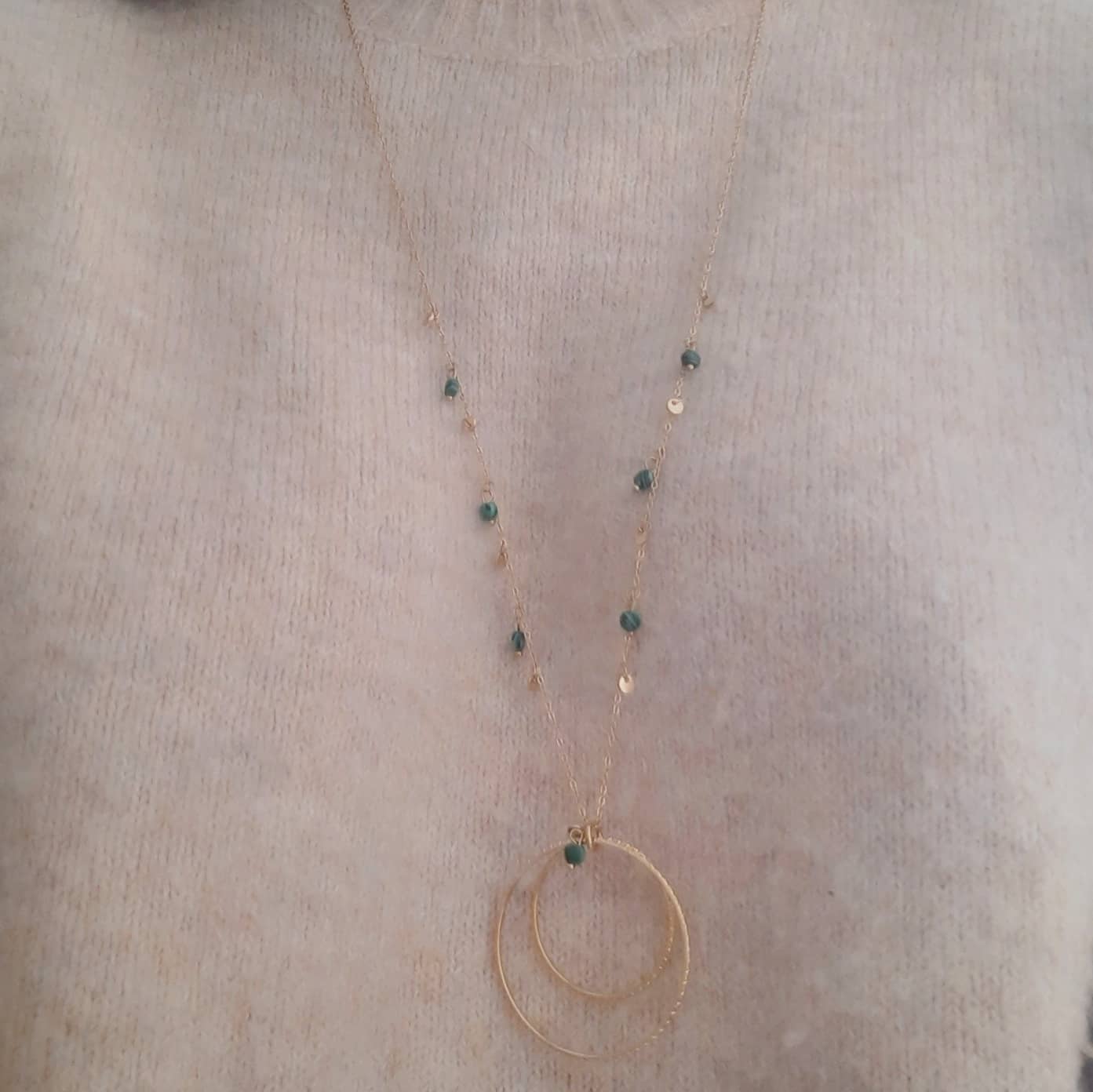 Feine Lange kette mit Malachit-Steinen Halsketten KOOMPLIMENTS