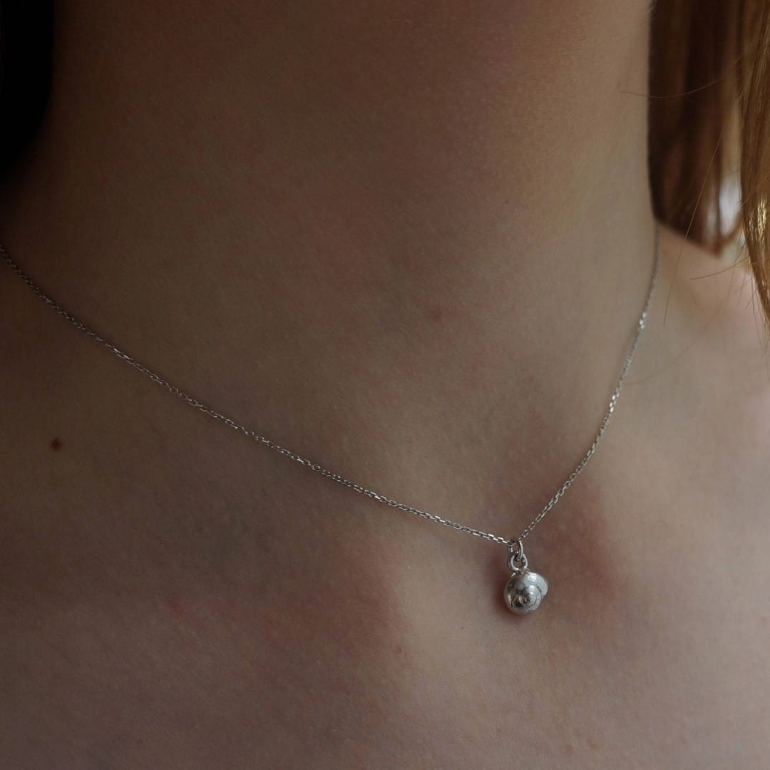 Feine minimale Sea Shell-Halskette auf Sterlingsilber Halsketten KOOMPLIMENTS