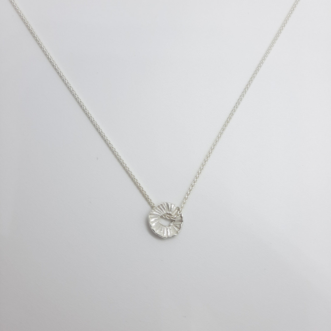 Feine minimalistische silberne Kreishalskette - Sillage Halsketten KOOMPLIMENTS